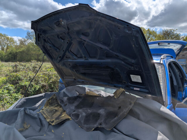 Bonnet soundproofing material removal